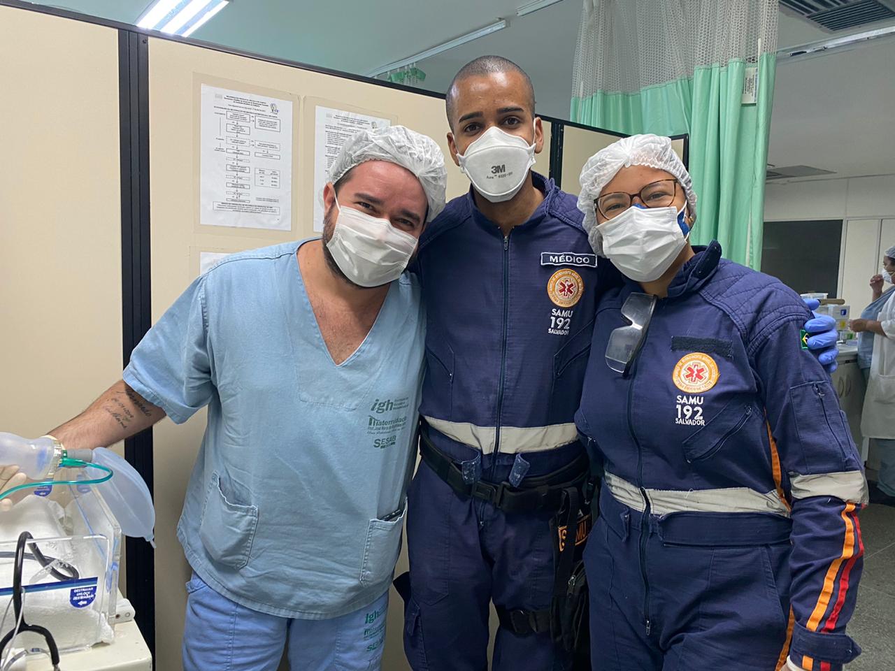 Dr. Uenserson (no centro) com o pediatra pediatra Matheus Cunha Mendonça e a enfermeira Thaís Carvalho